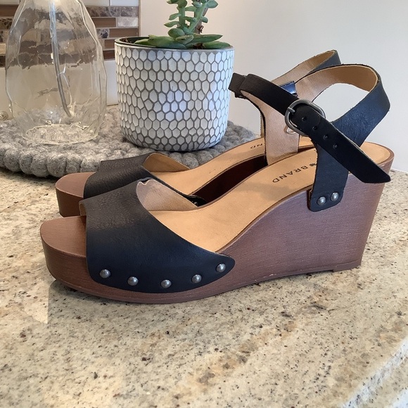 Lucky Brand Black Leather Studded Wedge Sandals “Zashti” Size 8.5 - Picture 1 of 8